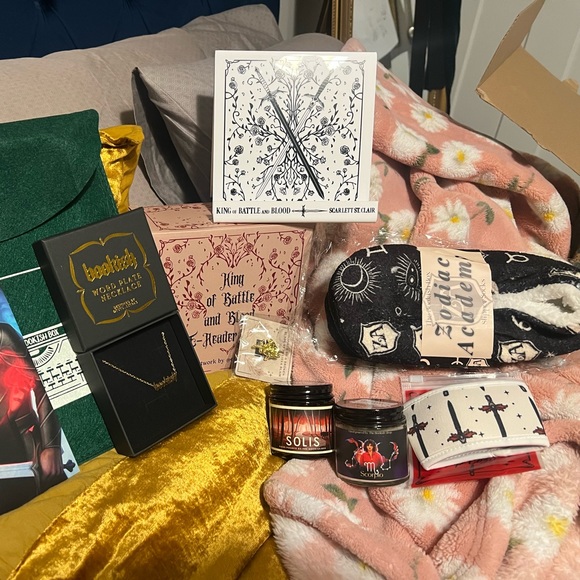BOOKISH BOX BUNDLE! - Picture 1 of 15